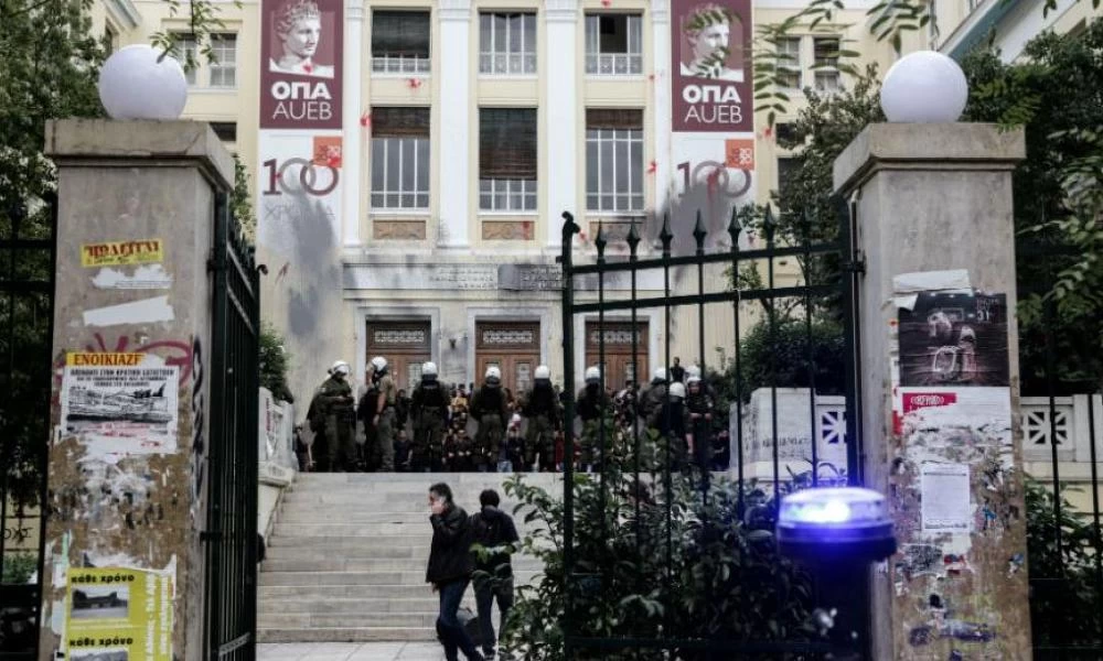 ΑΣΟΕΕ: Αστυνομικό να τραβά όπλο καταγγέλλουν οι φοιτητές